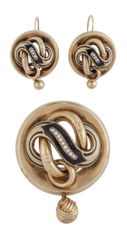 14.  Conjunto de broche-colgante y pendientes victorianos S. XIX circulares de oro y esmalte decorados con perlas finas