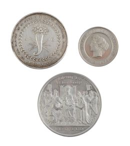 425.  Conjunto de tres medallas en plata