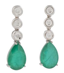 192.  Pendientes largos con piedra verde talla pera, colgante de una línea de tres brillantes en chatones
