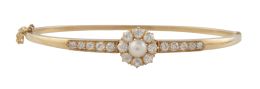 111.  Pulsera rígida h. 1870 con flor central de perla fina orlada de brillantes de talla antigua 