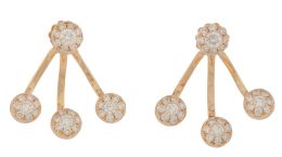 176.  Pendientes desmontables con diseño de tres ramas de rosetones de brillantes, que penden de rosetón superior