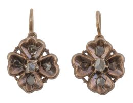 6.  Pequeños pendientes de ff. S. XIX con diseño de tréboles de cuatro hojas con diamantes