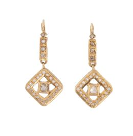 51.  Pendientes largos ff. S. XIX de diamantes, con diseño de rombo colgante de barra 