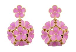 448.  OSCAR DE LA RENTA. Pendientes de flores esmaltados en rosa, en semiesfera colgante de flor superior