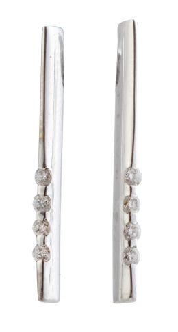 201.  Pendientes en diseño de barra plana, con cuatro brillantes engastados