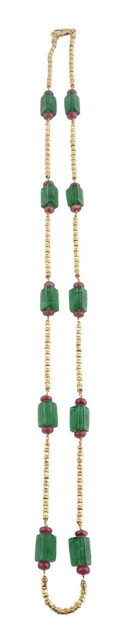 264.  Collar largo portugués con cuentas políédricas de cristal verde decoradas con intaglios, entre discos de rubíes
