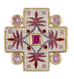 268.  Sortija "LE SIBILLE" en oro con diseño de cruz, con micromosaico de hojas de palmas decorada con zafiros rosas y rubí central