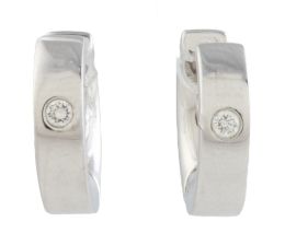 199.  Pendientes criollas en oro con brillante en el frente con engaste invisible