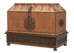 543.  Arqueta con alma de madera forrada en seda con cerradura en acero forjado, y asas laterales, siguiendo modelos del S. XVII.España, finales del S. XIX.