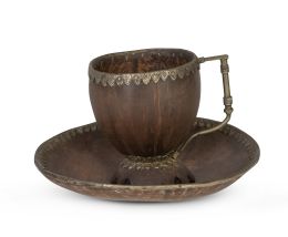 1337.  Taza de coco montada en plata, sobre su plato.Trabajo colonial, S. XIX. 