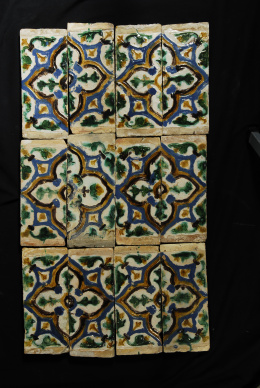 591.  Panel de doce azulejos en cerámica de arista.Triana, S.XVI..