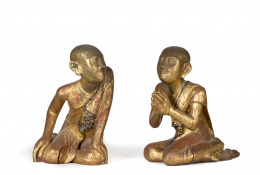 1093.  Pareja de modelos tailandeses de deidades en madera tallada y dorada con aplicaciones de madreperla.Posiblemente Tailandia, S. XVIII - XIX.