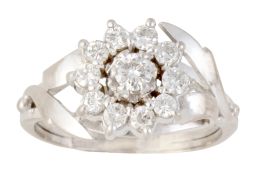 128.  Sortija con flor cuajada de brillantes engastados en garras