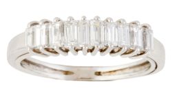 138.  Sortija media alianza con diamantes en talla baguette