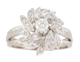173.  Sortija con diseño de flor con brillante elevado central, r