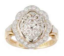 115.  Sortija estilo Art-Decó con diseño de óvalo lobulado con diamantes y brillantes en orla exterior