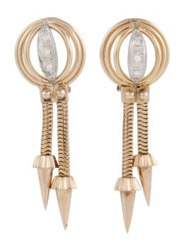 156.  Pendientes largos años 40, con semiesfera de hilos con detalle central de diamantes y dos cordones de tubo de gas colgantes rematadas en cono