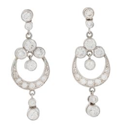 136.  Pendientes largos de brillantes de pp. S. XX, con diseño de