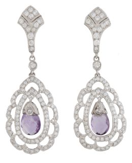 126.  Pendientes largos estilo Art Decó con diseño gota colgante, con amatista en talla perilla en marco lobulado de diamantes 