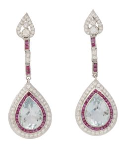 321.  Pendientes con diseño de gota de aguamarina rodeada por doble orla de rubíes de talla francesa y brillantes