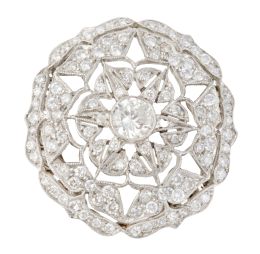 141.  Sortija flor de brillantes estilo Art-Decó, con diseño calado y cuajado de brillantes rodeando al brillante en chatón central