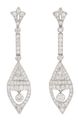 135.  Pendientes Art Decó con diseño de hoja y colgante de gota calada, cuajados de brillantes