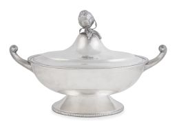 1050.  Sopera de plata en su color, de estilo Luis XVI, con pomo rematado por una alcachofa. Con marcas en la base.Montejo, S. XX.