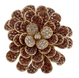 382.  Sortija con diseño floral con pétalos móviles cuajados de z