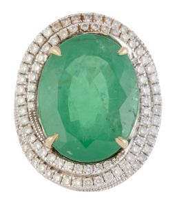 390.  Sortija con esmeralda oval de 11,50 ct aprox, rodeada por o