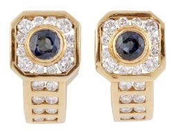 327.  Pendientes de zafiros y brillantes, con diseño de banda de brillantes engastados en carril, encabezada por cuadrado superior de zafiro orlado de brillantes