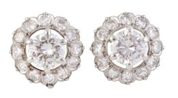 385.  Pendientes rosetón de brillantes, con brillantes centrales que suman 2 ct, orlados de brillantes engastados en garras