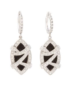 314.  Pendientes largos con diseño de hojas decoradas con bandas de brillantes sobre ónix