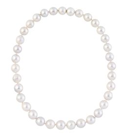 311.  Collar de un hilo de perlas australianas de tamaño graduado creciente hacia el centro, con cierre invisible