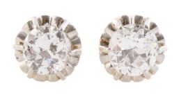 368.  Pendientes dormilonas con brillantes engastados en garras e
