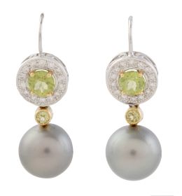 300.  Pendientes con peridoto central rodeado por orla de brillantes y colgante de perla de Tahití