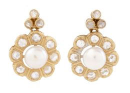 67.  Pendientes flor de perla cultivada central rodeada por orla de diamantes, que penden de trébol de diamantes