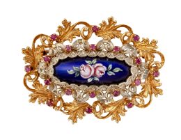 62.  Broche ovalado con centro esmalte de flores, en marco de ho