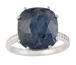 360.  Sortija con zafiro gris azulado en talla cojín de 12,32 ct