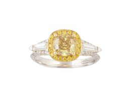 370.  Sortija con diamante Fancy talla cushion de 1,50 ct flanqueado por diamantes talla baguette, y con brillantes decorando la montura y los brazos de engaste