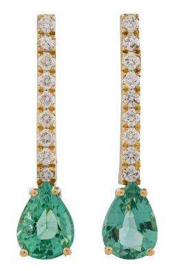 341.  Pendientes largos con esmeraldas en talla perilla, que penden de línea rivière de brillantes en montura de oro