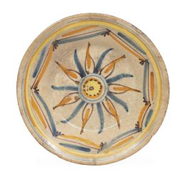 1195.  Plato de cerámica esmaltada en azul, ocre y naranja de la serie del sol.Puente del Arzobispo, S. XVII.