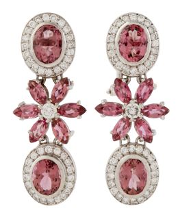 371.  Pendientes largos de brillantes y turmalinas, con diseño de flor central entre piezas ovales en ambos extremos
