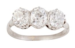 304.  Sortija tresillo de brillantes en talla antigua en montura 