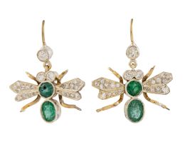 299.  Pendientes con diseño de mosca, con alas cuajadas de brillantes y cuerpo con esmeraldas