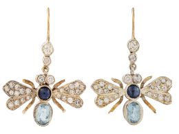 296.  Pendientes con diseño de mosca, con alas cuajadas de brillantes y cuerpo con zafiro y aguamarina
