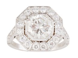 303.  Sortija estilo Art-Decó, con brillante central de 1,66 ct orlado de brillantes, en marco octogonal 