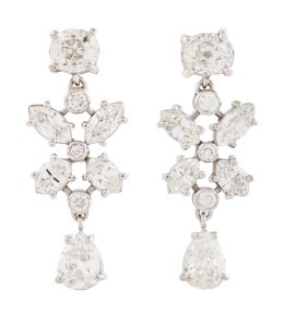 356.  Pendientes de brillantes y diamantes talla marquisse que componen flor, que pende de brillante superior y con diamante talla perilla colgante 
