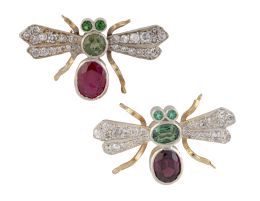374.  Pareja de broches mosca con alas cuajadas de brillantes y c