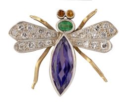 324.  Broche mosca con alas cuajadas de brillantes, con cuerpo de amatista navette, y esmeralda  oval, y ojos de rubíes