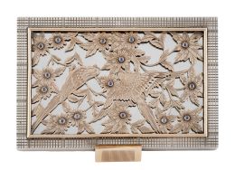 381.  Vanity case Art Decó BOUCHERON PARIS con decoración de pájaros y flores calados, adornados con cabujones de zafiros y decoración grabada 